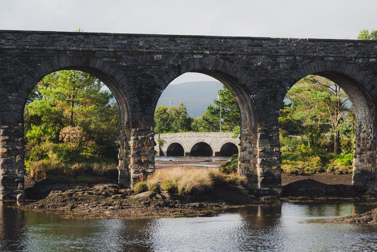 Вид на каменные железнодорожный и автомобильный мосты