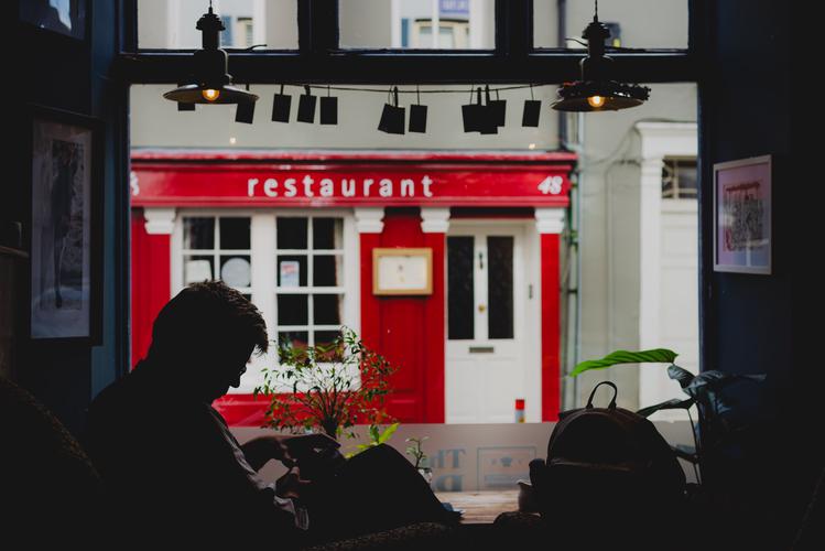 Силуэт человека в кафе