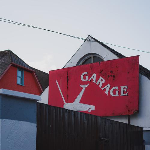 Вывеска Гараж на красном фоне