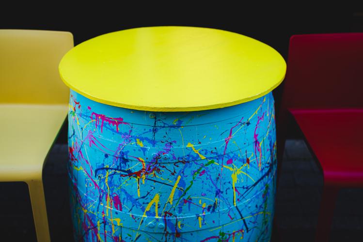 Разноцветная уличная мебель