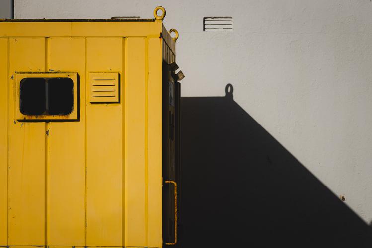 Желто-серая абстрактная композиция