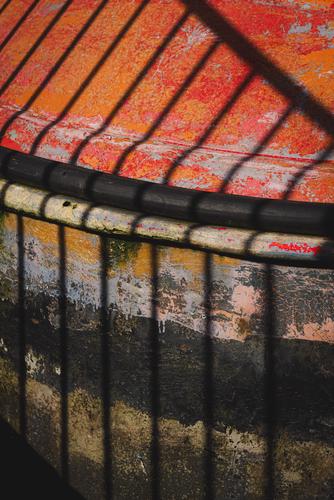 Теневой рисунок на красной бочке