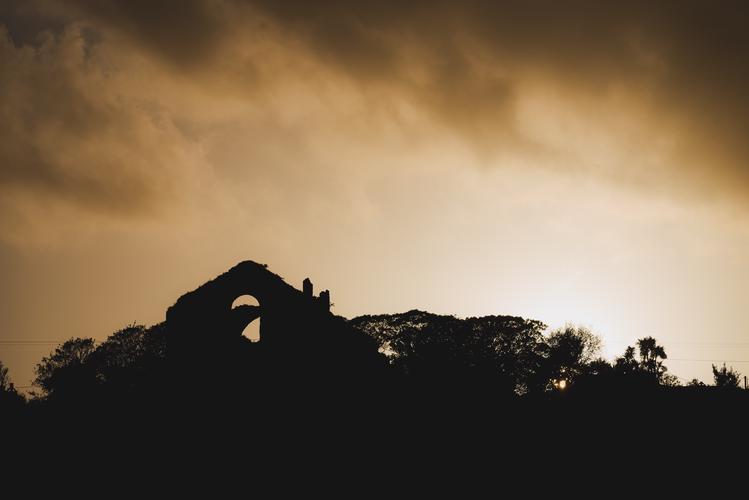 Силуэт развалин церкви на закате