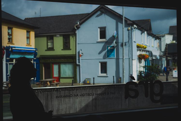 Силуэт женщины на фоне разноцветных зданий