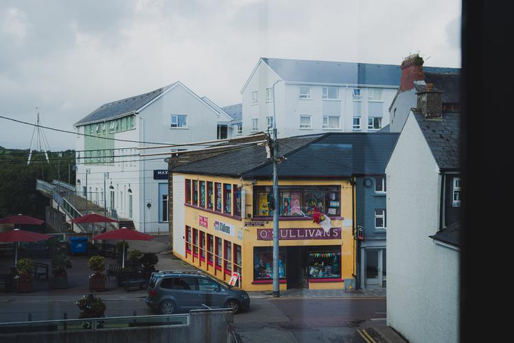 Вид на здания в Скибберин через окно
