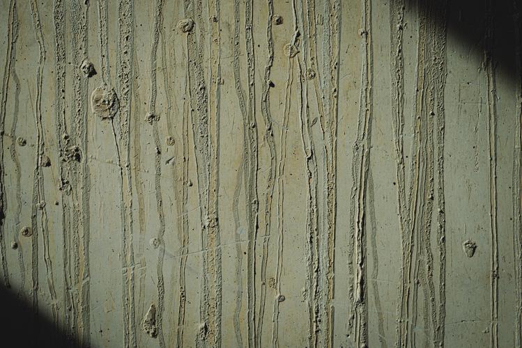 Бетонная стена с подтеками