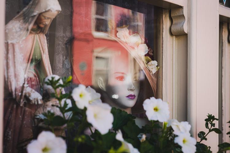 Витрина магазина с манекеном и статуей