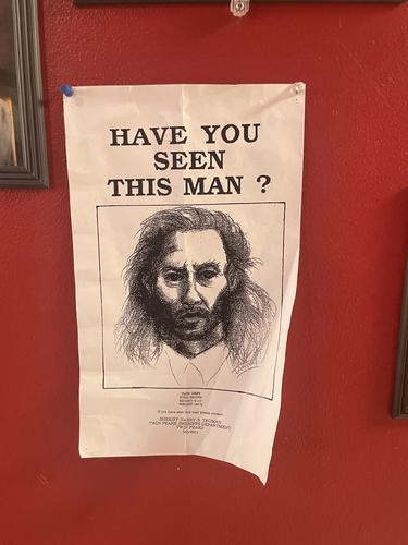 Ориентировка на мужчину с длинными волосами