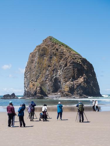 Группа фотографов на фоне скалы Стог