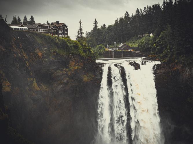 Водопад и отель над ним