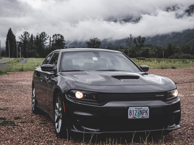 Автомобиль на фоне туманных гор