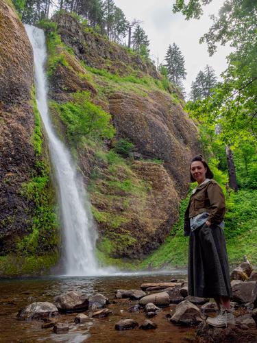 Девушка на фоне водопада