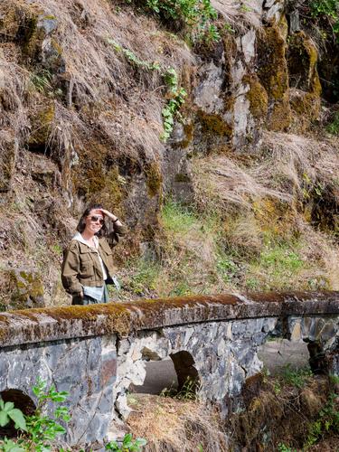 Девушка на фоне скал