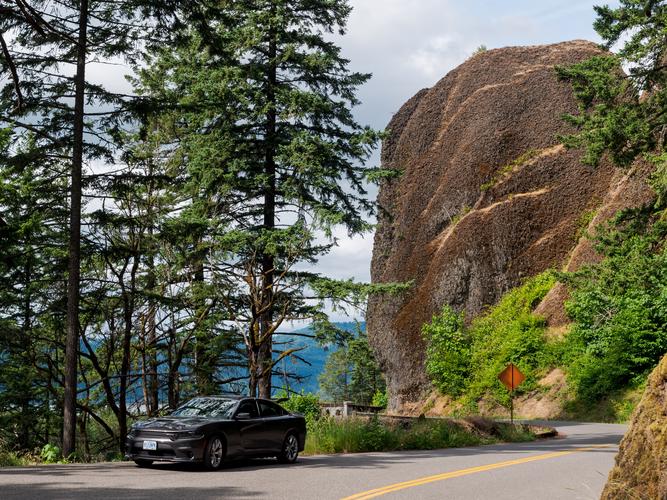 Автомобиль на дороге в ущелье