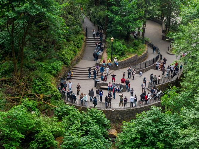 Люди на смотровой площадке водопада