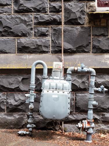 Конструкция из труб у фасада здания