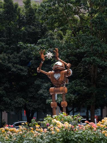 Металлическая скульптура-робот