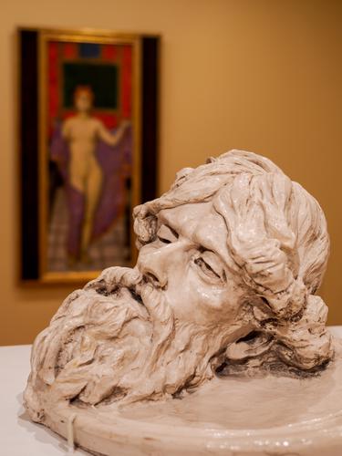 Скульптурная голова и картина на фоне