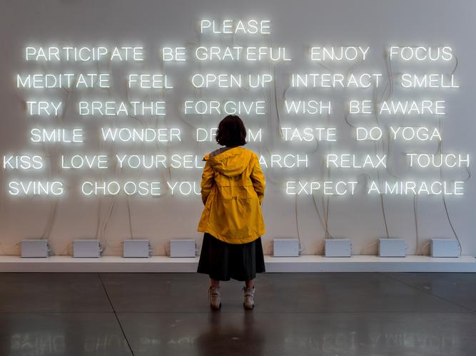 неоновая надпись на стене галлереи