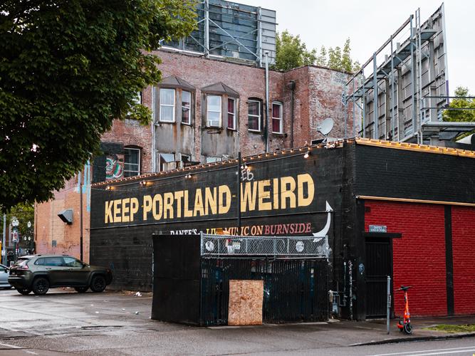 Надпись Keep Portland Weird на здании