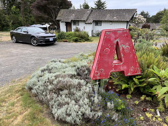 Красная буква А и автомобиль на фоне