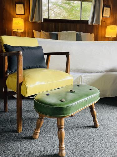 Желтое кресло и зеленый стул