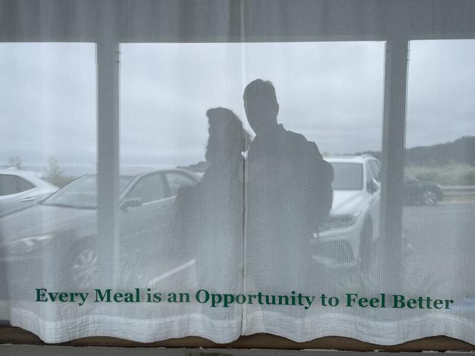 Надпись на витрине кафе