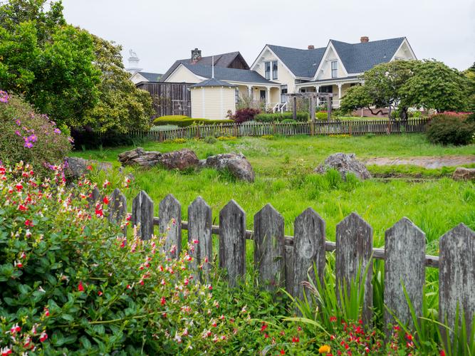 Забор и цветы перед домом
