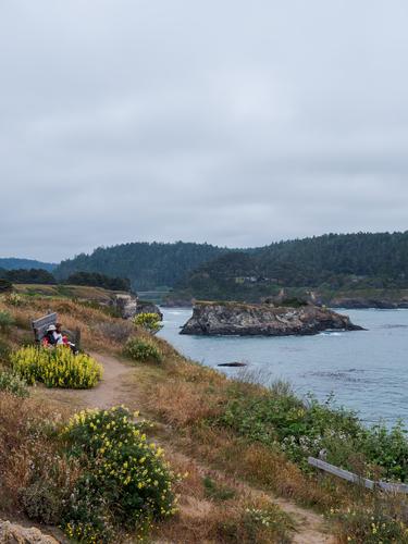 Скамейка на берегу залива