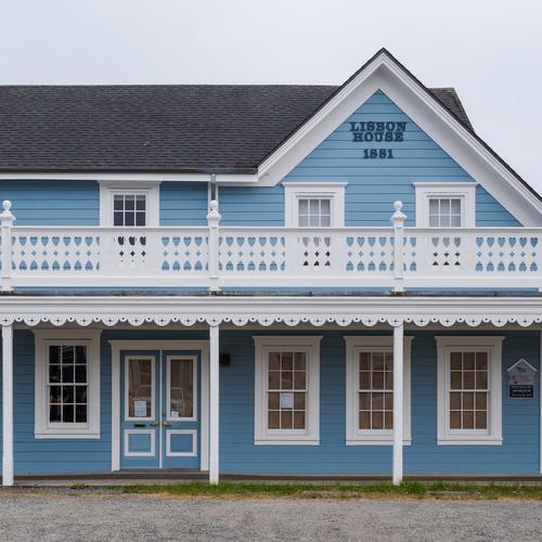 Отель в голубом доле