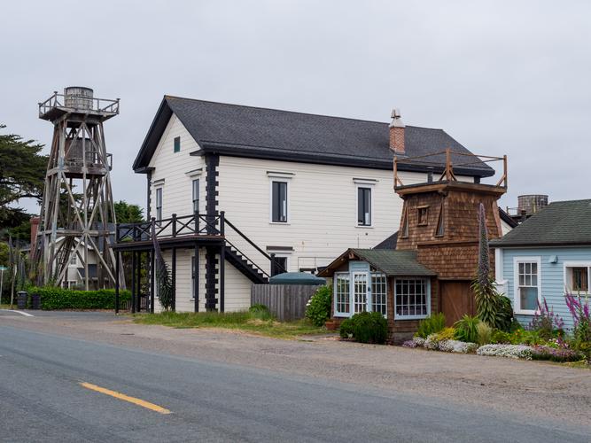 Здание и дом в Мендосино