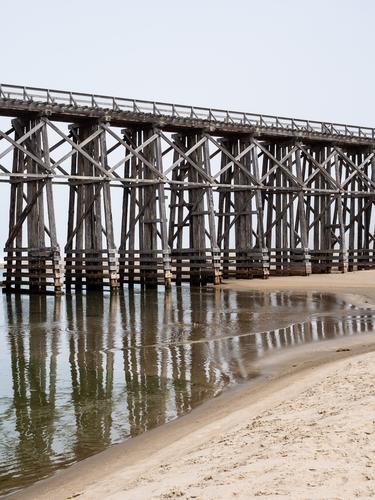 Деревянный мост над пляжем