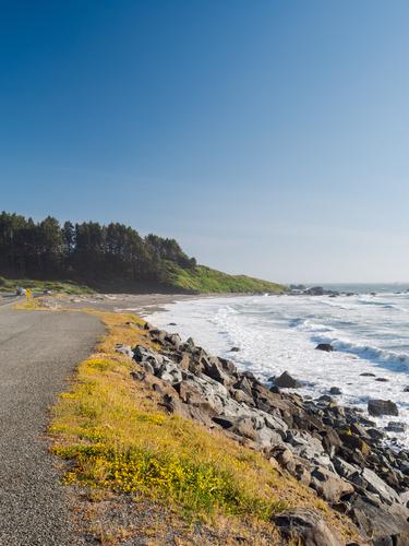Вид на каменистый пляж