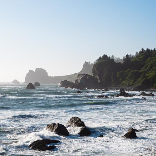 Вид на скалистый берег в Северной Калифорнии