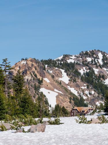 Горные пики в снегу