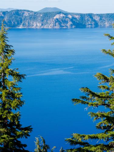 Вид на озеро в калдере вулкана