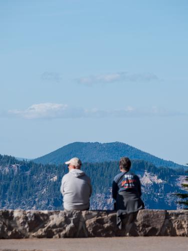 Люди смотрят на высокогорное озеро