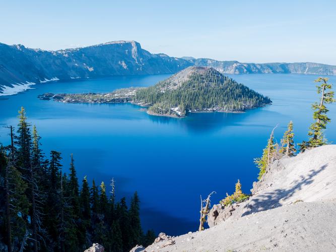 Вид на озеро в калдере вулкана