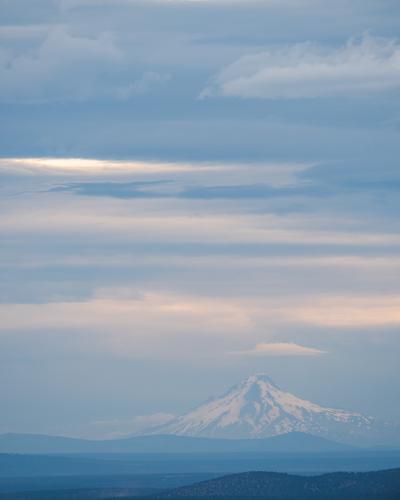 Одна заснеженная гора в сумерках