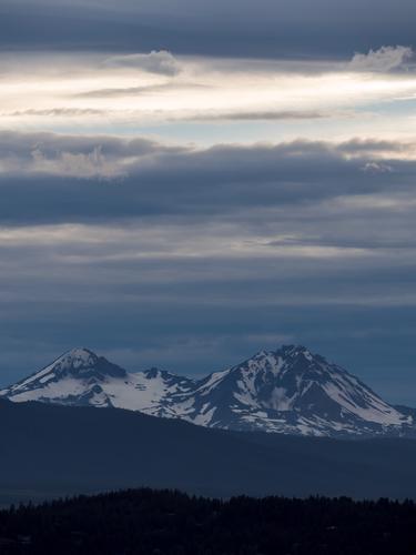 Две заснеженных горы в сумерках
