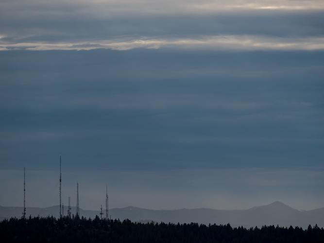 Горные гряды и телекоммуникационные вышки