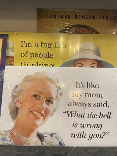 Фрагмент витрины магазина Фрагмент витрины магазина