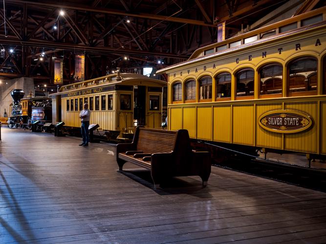 Желтые вагоны в помещении музея Желтые вагоны в помещении музея