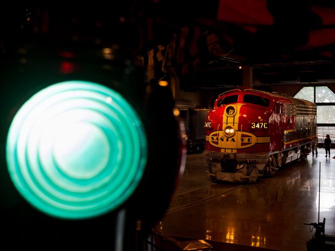 Зеленый фонарь и красный локомотив Зеленый фонарь и красный локомотив
