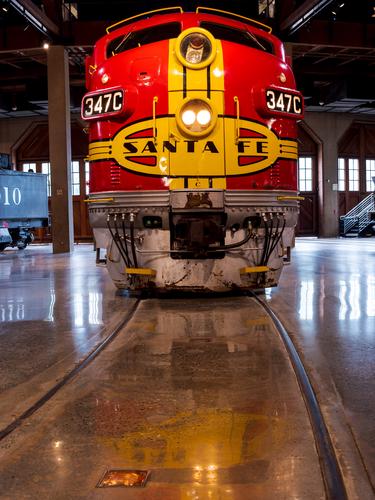 Красный локомотив с желтыми элементами декора Красный локомотив с желтыми элементами декора