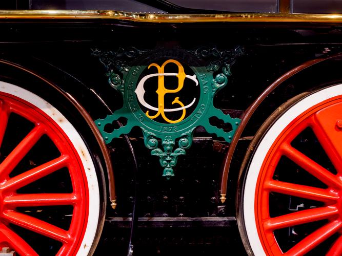 Фрагмент красных колес и зеленой подвески локомотива Фрагмент красных колес и зеленой подвески локомотива