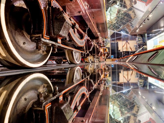 Колеса паровоза с отражением в полу Колеса паровоза с отражением в полу