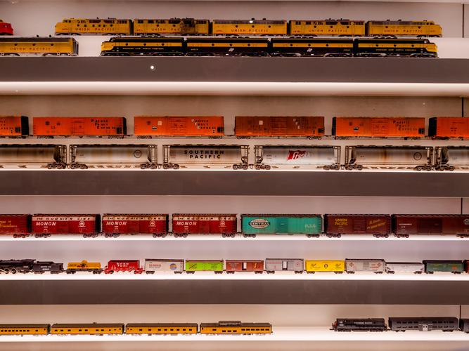 Коллекционные поезда в витрине Коллекционные поезда в витрине
