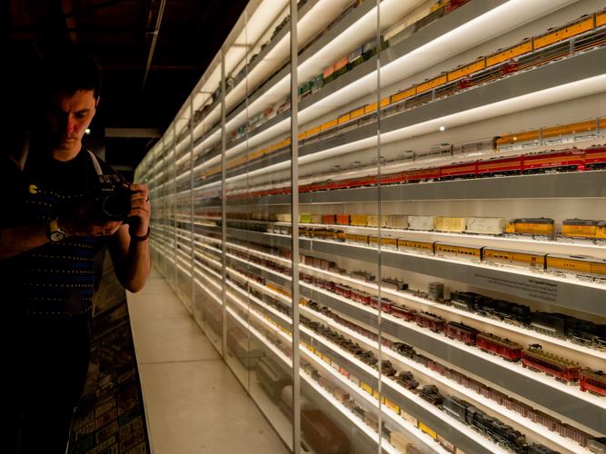 Автопортрет с коллекционными поездами в витрине Автопортрет с коллекционными поездами в витрине