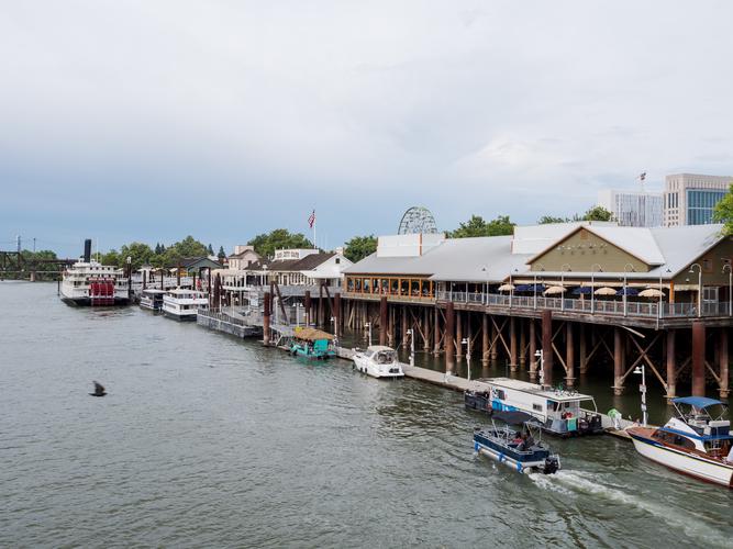 Вид на набережную города Вид на набережную города